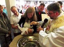 Chrzest św. w Polsce udzielany jest dzieciom