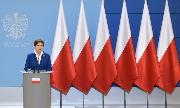 Szydło bez flag UE w tle. Kopacz krytykuje