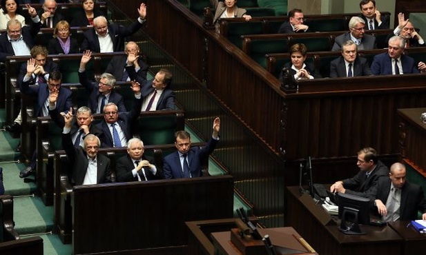Sejm: Wybór pięciu sędziów TK nieważny