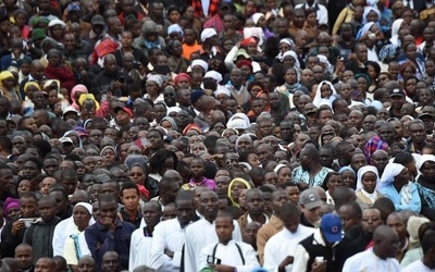 Deszcz i tłumy na papieskiej Mszy w Nairobi