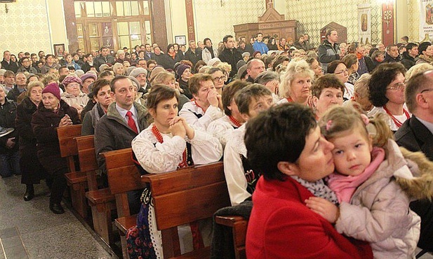 Wszystikie pokolenia przyszły czuwać przy Znakach Miłosierdzia Bożego w Leśnej