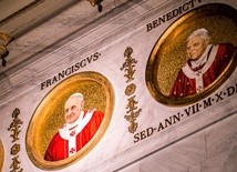Papieże Franciszek i Benedykt XVI