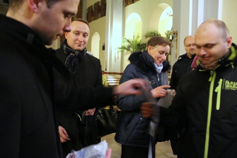 Pilegrzymka filipinów do katedry