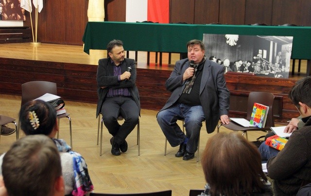 Spotkanie z Piotrem Semką (po prawej) poprowadził Adam Hlebowicz, dyrektor Radia Plus w Gdańsku