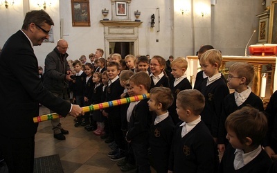 Dyrektor Przemysław Jabłoński pasuje pierwszaków na uczniów 