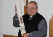 Ks. prał. Zbigniew Powada, proboszcz parafii katedralnej, prezentuje świecę jubileuszową, którą dziś otrzymaja delegaci parafii