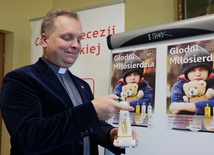 Do zapalenia świecy Caritas na wigilijnym stole zachęca ks. Robert Kowalski