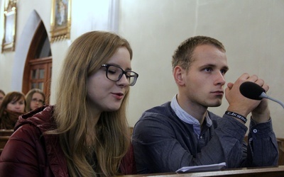 Izabela Starzyk i Marek Kądzielawa, animatorzy parafialnej grupy młodzieżowej, poprowadzili czuwanie