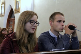 Izabela Starzyk i Marek Kądzielawa, animatorzy parafialnej grupy młodzieżowej, poprowadzili czuwanie
