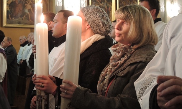 Trzymając świece w ręku, uczestnicy uroczystości odśpiewali "Rotę"