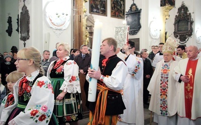 Wniesienie świecy jubileuszowej do bazyliki katedralnej w Łowiczu