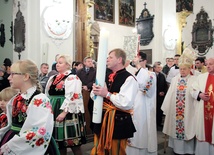 Wniesienie świecy jubileuszowej do bazyliki katedralnej w Łowiczu