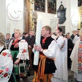 Wniesienie świecy jubileuszowej do bazyliki katedralnej w Łowiczu