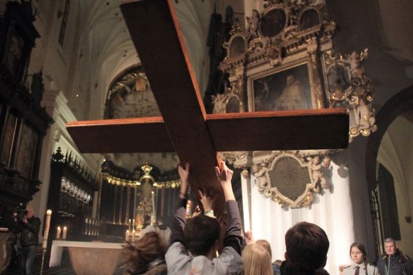 Powitanie symboli ŚDM i Eucharystia na rozpoczęcie Adwentu