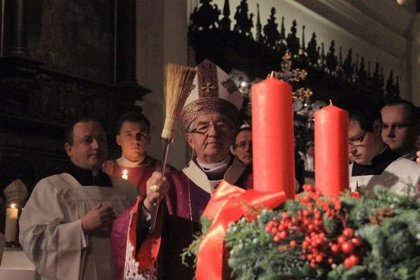 Powitanie symboli ŚDM i Eucharystia na rozpoczęcie Adwentu