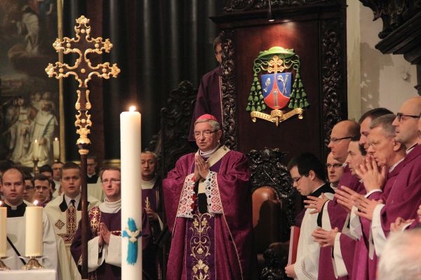 Powitanie symboli ŚDM i Eucharystia na rozpoczęcie Adwentu