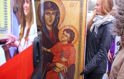 Od Niedzieli Palmowej 2003 r. peregrynującemu krzyżowi towarzyszy ikona Matki Bożej 