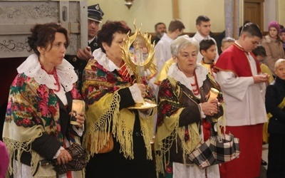 Parafianie w Pewli Małej powitali uroczyście obraz i relikwie