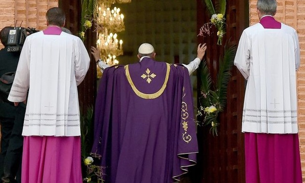 Papież otwiera bramę miłosierdzia