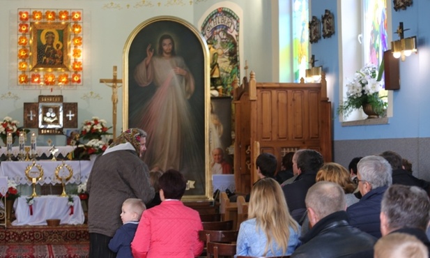 Przed obrazem Jezusa Miłosiernego modlili się też parafianie w kościele MB Częstochowskiej w Kiczorze