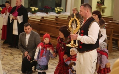 Rodziny w strojach regionalnych wniosły relikwie apostołów Bożego Miłosierdzia do kościoła
