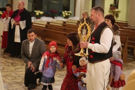 Rodziny w strojach regionalnych wniosły relikwie apostołów Bożego Miłosierdzia do kościoła