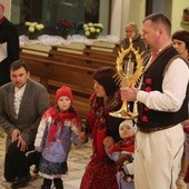 Rodziny w strojach regionalnych wniosły relikwie apostołów Bożego Miłosierdzia do kościoła