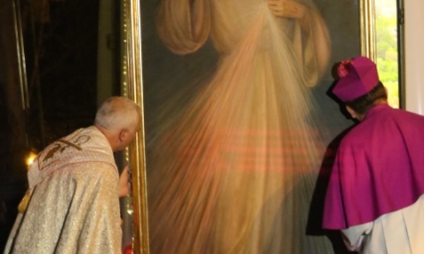 Obraz w samochodzie-kaplicy uczcili bp Roman Pindel i ks. Piotr Krzystek