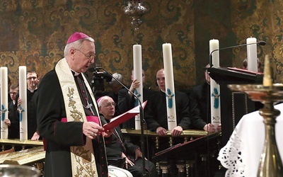 25.11.2015. Częstochowa. Przewodniczący Konferencji Episkopatu Polski  arcybiskup Stanisław Gądecki podczas przekazania biskupom jubileuszowych świec z okazji 1050. rocznicy Chrztu Polski na Jasnej Górze. 