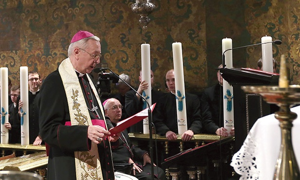 25.11.2015. Częstochowa. Przewodniczący Konferencji Episkopatu Polski  arcybiskup Stanisław Gądecki podczas przekazania biskupom jubileuszowych świec z okazji 1050. rocznicy Chrztu Polski na Jasnej Górze. 