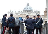 Bezpieczeństwa w Rzymie strzeże 2 tys. dodatkowych żołnierzy i policjantów. Zaostrzone kontrole prowadzone są przy wejściu do czterech jubileuszowych bazylik i na placu św. Piotra