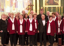  Chórzyści z bp. Romanem Pindlem