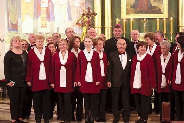  Chórzyści z bp. Romanem Pindlem