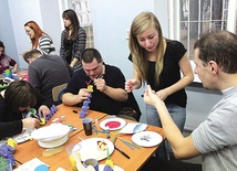  Wolontariuszki z liceum w Starym Bielsku podczas warsztatów przygotowanych przez siebie dla podopiecznych Środowiskowego Domu Samopomocy „Centrum”