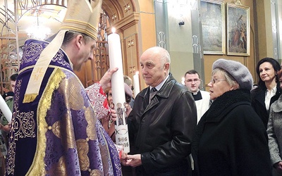  Biskup Roman Pindel wręcza świece jubileuszowe