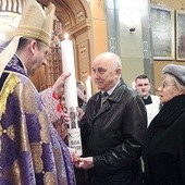  Biskup Roman Pindel wręcza świece jubileuszowe
