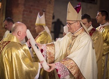  Przedstawiciele parafii odebrali świece, które mają nam przypominać o konsekwencjach chrztu św. w naszym życiu