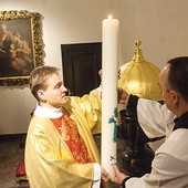 Po Mszy św., w baptysterium odnowionej kaplicy Chrztu Świętego, której centralne miejsce zajmuje zabytkowa chrzcielnica z 1631 r., umieszczono świecę jubileuszową 1050. rocznicy chrztu Polski