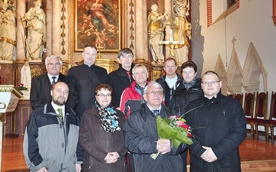 Stanisław Ożga z synem Pawłem (po prawej), księdzem i znajomymi organistami