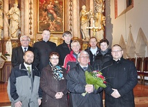 Stanisław Ożga z synem Pawłem (po prawej), księdzem i znajomymi organistami