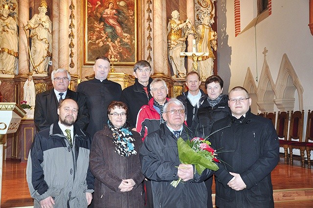 Stanisław Ożga z synem Pawłem (po prawej), księdzem i znajomymi organistami