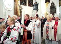 Wprowadzenie świecy jubileuszowej do bazyliki katedralnej w Łowiczu