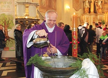 Ks. Bogumił Karp do chrzcielnicy dolał wodę przywiezioną z rzeki, w której Chrystus przyjął chrzest