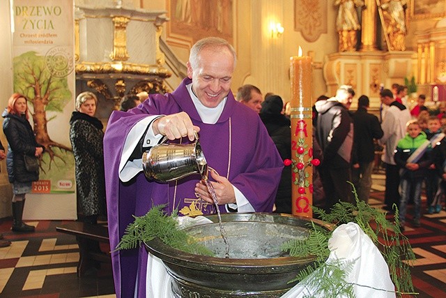 Ks. Bogumił Karp do chrzcielnicy dolał wodę przywiezioną z rzeki, w której Chrystus przyjął chrzest