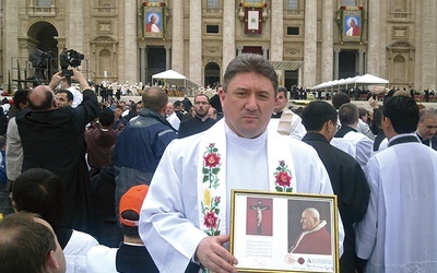 Ks. Dariusz Szeląg z relikwiami Jana XXIII w dniu papieskiej kanonizacji