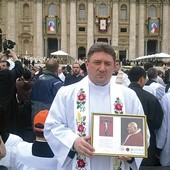 Ks. Dariusz Szeląg z relikwiami Jana XXIII w dniu papieskiej kanonizacji