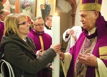  Świece jubileuszowe odebrali głównie świeccy przedstawiciele parafii dekanalnych