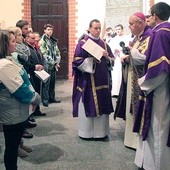  Wręczane przez biskupa krzyż i Pismo Święte pięknie podkreślają, gdzie szukać życia i prawdy 