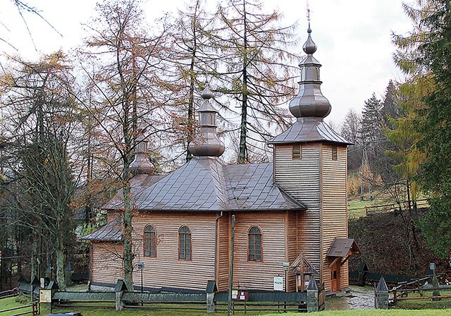 Do starego kościoła przed wyjściem na stok zagląda wielu turystów 