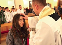  Po odnowieniu przyrzeczeń chrzcielnych kapłani wykonali znak krzyża na czołach wszystkich wiernych obecnych w kościele